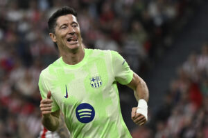 Robert Lewandowski med tungen ud af munden.