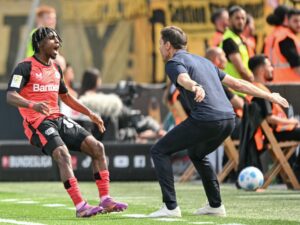 Frimpong jubler med Alonso