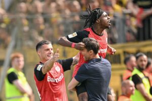 Jeremie Frimpong fejrer et mål for Bayer Leverkusen.