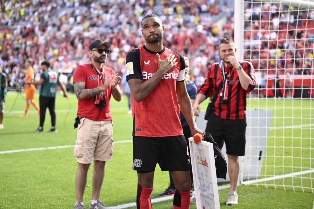Jonathan Tah tager sig til brystet.