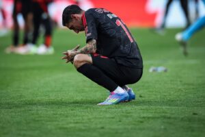 Angel Di Maria sidder på banen.