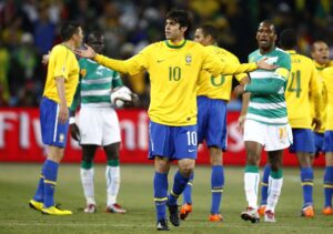Kaka slår ud med armene under en kamp for Brasilien.