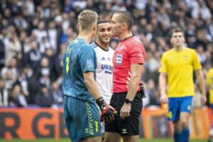 Brøndby IFs Patrick Pentz, FC Københavns Elias Achouri og dommer Mads-Kristoffer Kristoffersen under 3F Superliga-kampen mellem FC København og Brøndby IF i Parken i København, søndag den 12. november 2023.