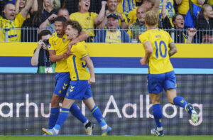 Mathias Kvistgaarden jubler efter sin scoring til 1-1 mod FCM.