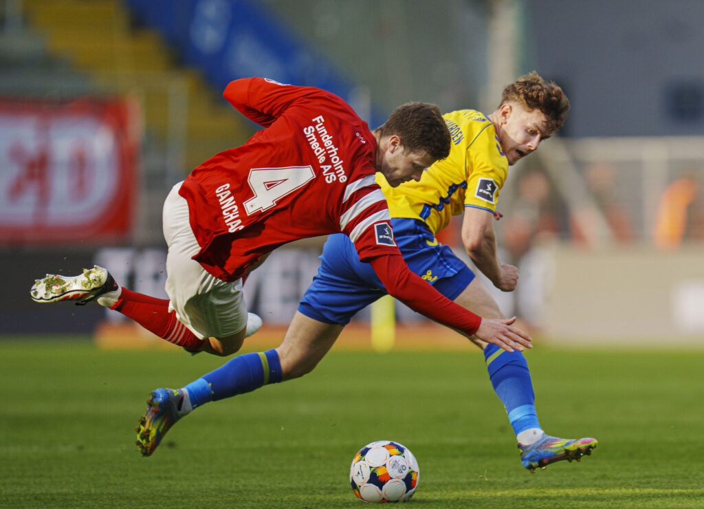 Kamp om bolden mellem Silkeborg og Brøndby.