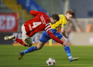 Kamp om bolden mellem Silkeborg og Brøndby.