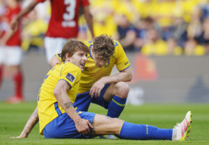 Nicolai Vallys sætter sig med en skade.