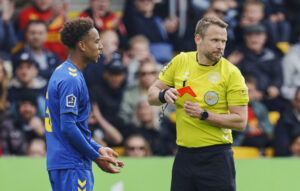 Noah Nartey modtager et rødt kort.