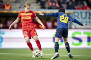Daniel Svensson på bolden under en kamp mellem FC Nordsjælland og Brøndby IF.