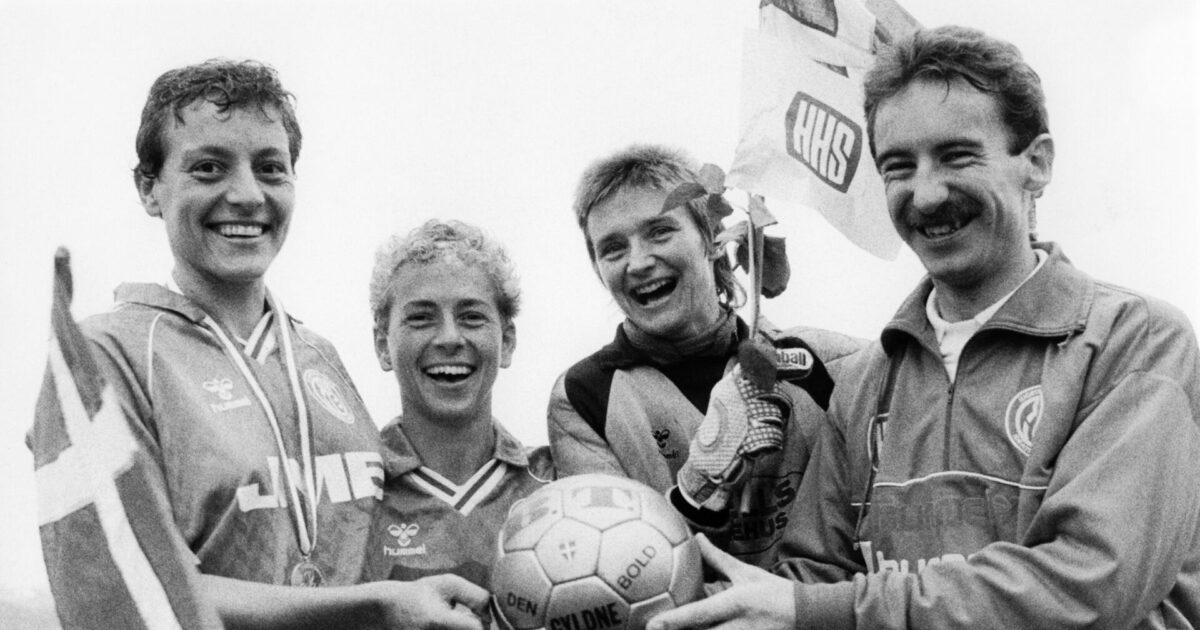 Nyt medlem i Fodboldens Hall of Fame: Skrev dansk fodboldhistorie i 2001 Poul Højmos (th) i tiden som cheftræner for Hjortshøj-Egå. Foto: Erik Jepsen/Ritzau Scanpix