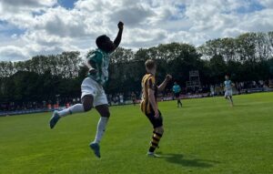 En AB-spiller i luftduel med Aarhus Fremads Martin Agnarsson.