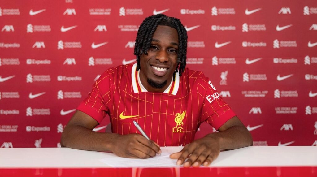 Jeremie Frimpong skriver under på en kontrakt i Liverpool.