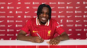 Jeremie Frimpong skriver under på en kontrakt i Liverpool.