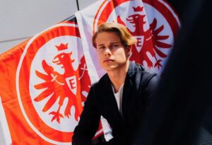 Svenske Love Arrhov med et Frankfurt-flag i baggrunden.