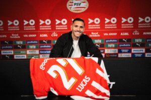 Lucas Pérez sidder ved et bord med en PSV-trøje.