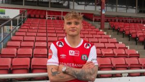Nicklas Strunck poserer under sin præsentation i norske Bryne FK.