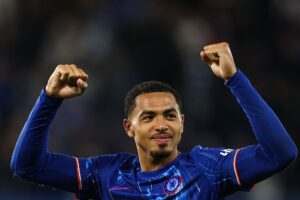 Levi Colwill med hænderne over hovedet.