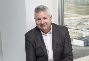 Dan Hammer sidder i en vindueskarm