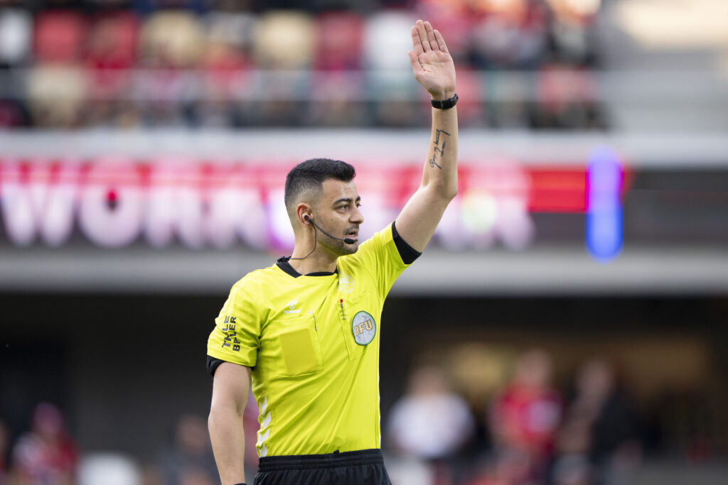 Üslu løfter armen i kamp