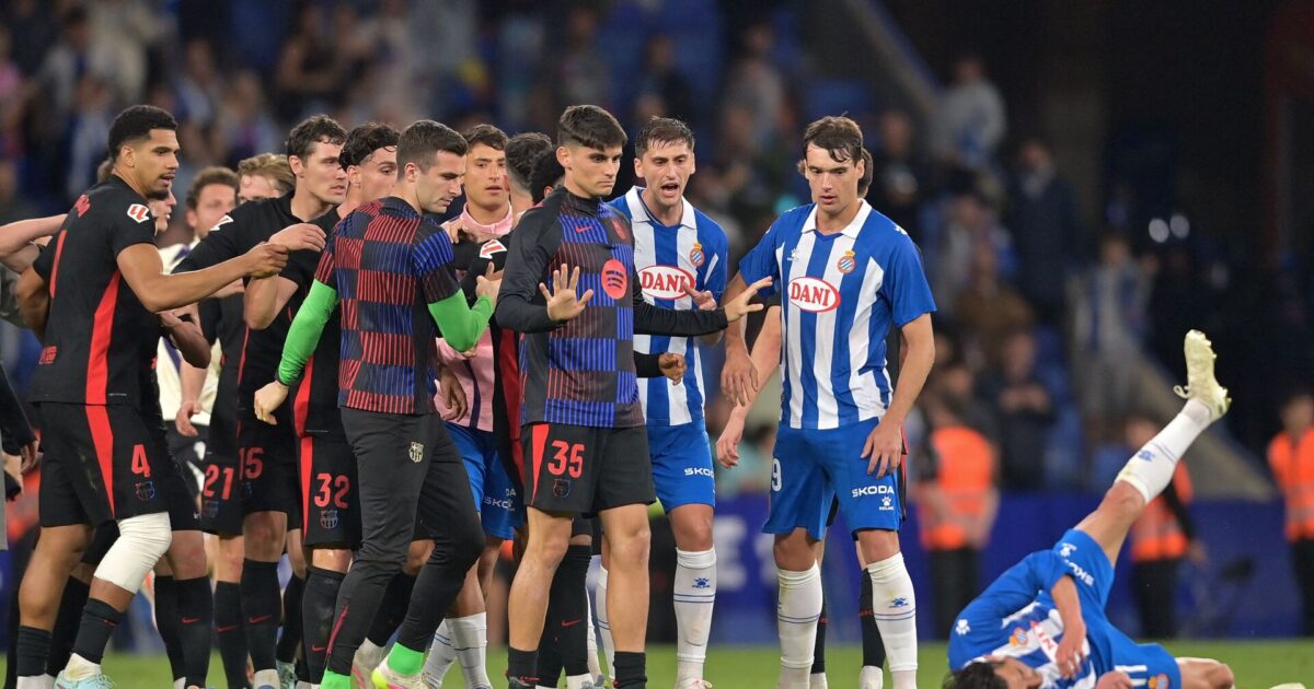 Barcelona vandt LaLiga, men måtte ikke fejre det: Sprinklere og sure Espanyol-spillere Foto: Photo by MANAURE QUINTERO 