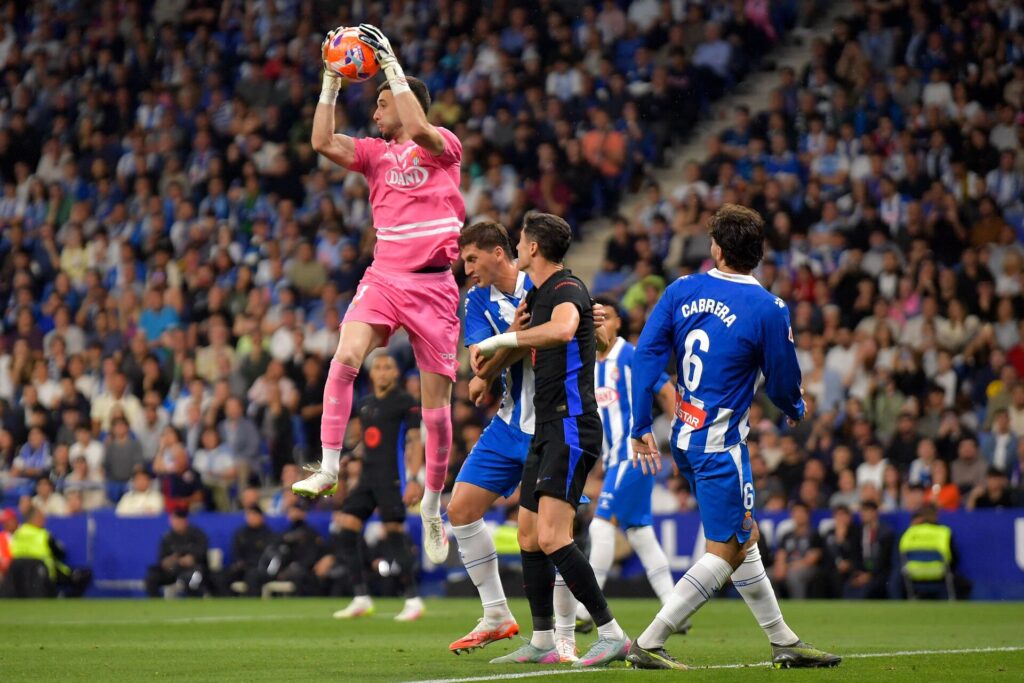 Joan Garcia griber bolden under en kamp mod Espanyol.