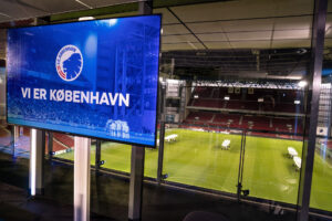 En FCK-skærm i loungen i Parken
