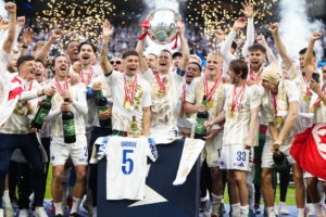 FCK-spillerne jubler og løfter trofæet.