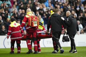 Gabriel løftes fra Parken på båre i FCK's guldkamp.