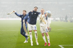 Chiaka og Forholdt jubler over danmarksmesterskabet 2024-25.