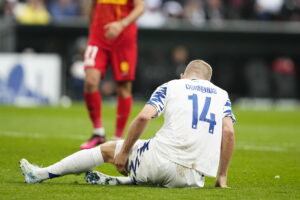 Andreas Cornelius tager sig til baglåret.