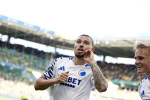 Jordan Larsson fejrede sin scoring til 0-1 foran Brøndby-fansene på Brøndby Stadion ved at tage hånden op til øret.