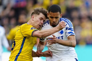 FC Københavns Marcos Lopez gik hårdt ind i en due mod Mathias Kvistgaarden, der kort efter måtte udgå med en skade.