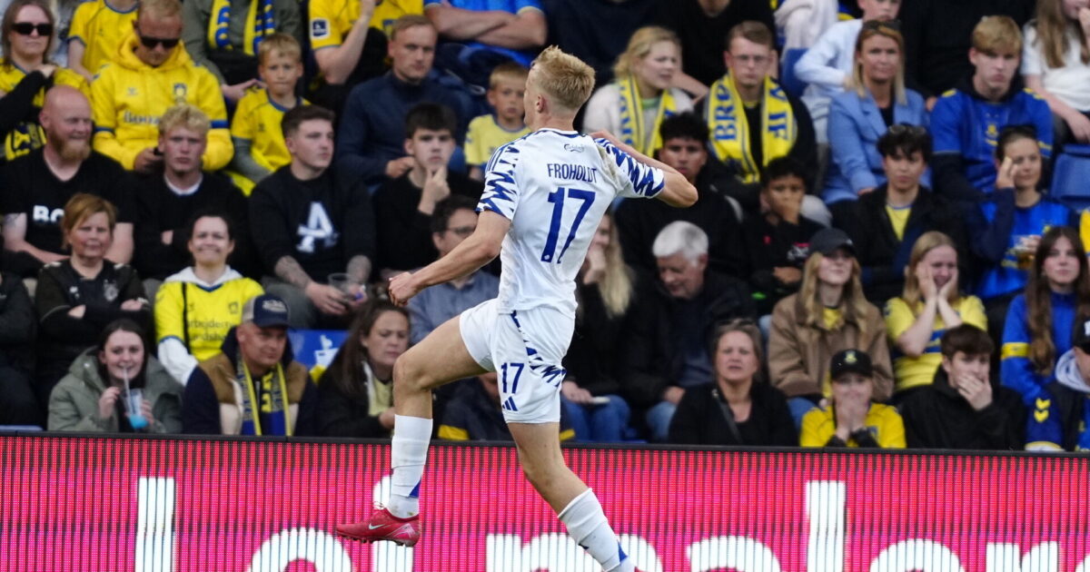 Tilfreds målscorer: Lukker munden på en masse Brøndby-fans Foto: Mads Claus Rasmussen/Ritzau Scanpix