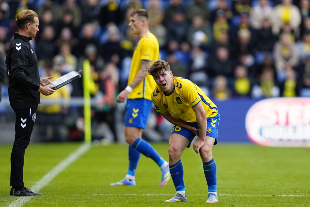 Mathias Kvistgaarden ømmer sig efter et frispark i kampen mod FC København.