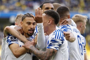 Jordan Larsson bliver omfavnet af sine holdkammerater efter scoringen til 0-1 mod Brøndby.