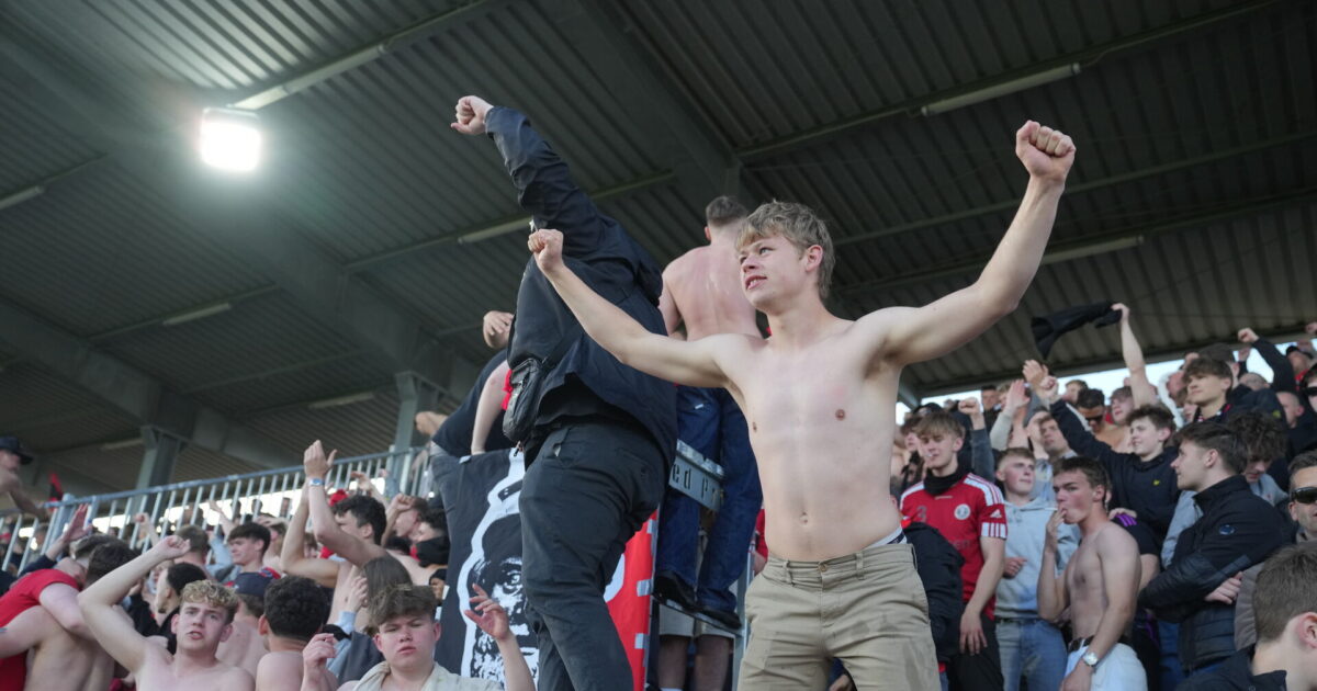 Se de vilde scener: Her finder FC Fredericia ud af at oprykningen er sikret Claus Fisker/Ritzau Scanpix