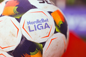 NordicBet Ligaens logo på en fodbold.