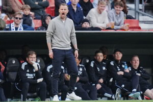 Jacob Neestrup råber på sidelinjen i kampen mod Viborg FF.