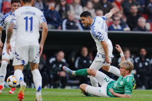 Mohammed Elyounoussi bliver tacklet af Tobias Jørgensen fra Viborg.
