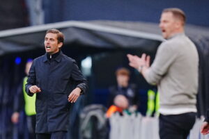 Jakob Poulsen i baggrunden med fokus og Jacob Neestrup i forgrunden.