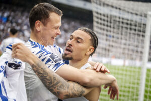 Jordan Larsson og Victor Claesson fejrer en F.C. København-scoring