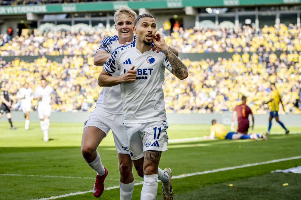 Jordan Larsson og Victor Froholdt fejrer Jordans scoring på Brøndby Stadion.