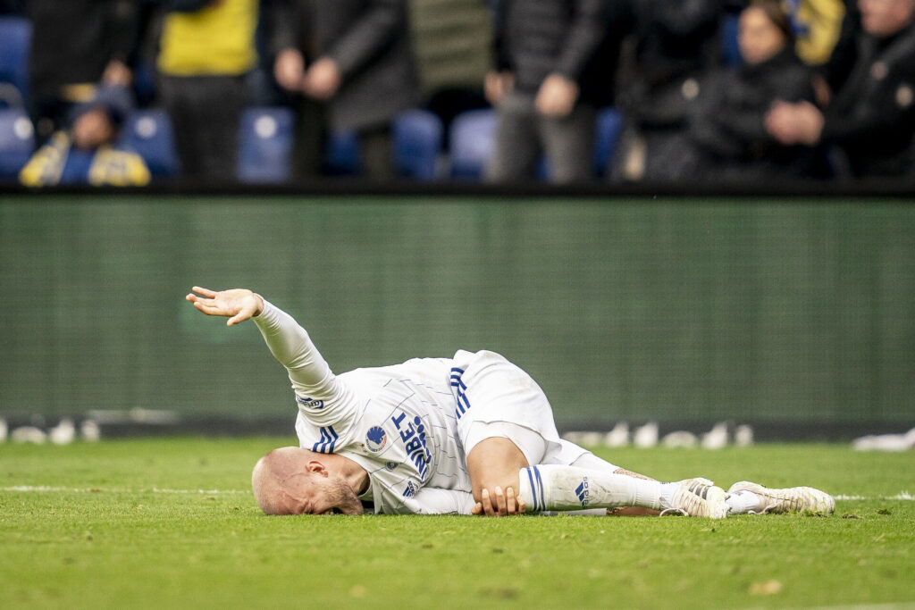 Nicolai Boilesen i græsset med en skade.