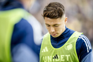 Huescas kigger ned i jorden.