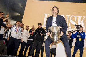 Thomas Delaney med mesterskabstrofæet i hænderne.