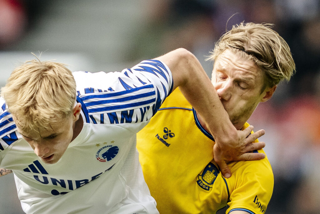 Daniel Wass og Victor Froholdt i nærkamp.