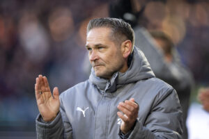 Thomas Thomasberg klapper i hænderne.