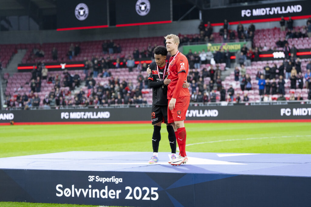 Jonas Lössl på scenen på MCH Arena efter FC Midtjyllands sølvmedaljer.