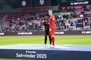 Jonas Lössl på scenen på MCH Arena efter FC Midtjyllands sølvmedaljer.