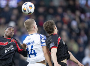 FC Midtjyllands Ousmane Diao og Viktor Bak i luften med FCKs Andreas Cornelius under kampen mellem FC Midtjylland og FC København i mesterskabsspillet på MCH Arena i Herning torsdag den 17. april 2025
